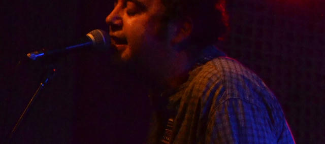Damiano Torre mentre canta.