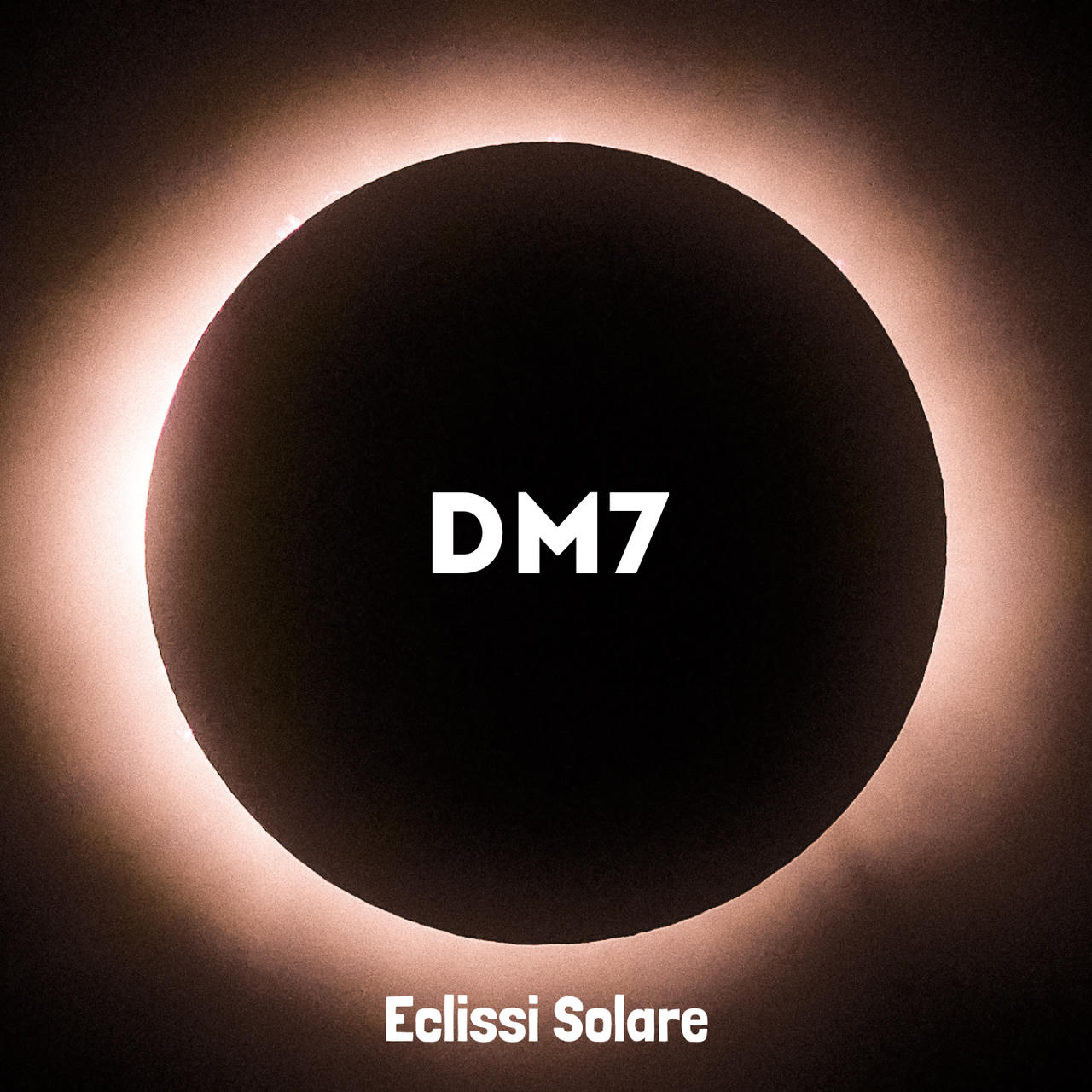 Un disco solare coperto da un eclissi. Al centro in caratteri bianchi e maiuscoli la scritta DM7 e sotto Eclissi Solare.