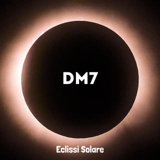 L'immagine del sole durante una eclissi totale. Si vedono solo i raggi intorno a un disco nero, al centro del quale in caratteri maiuscoli bianchi c'è il nome dell'artista, DM7, e sotto il titolo del disco, Eclissi Solare.