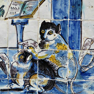 Un gatto dipinto mentre canta in un coro