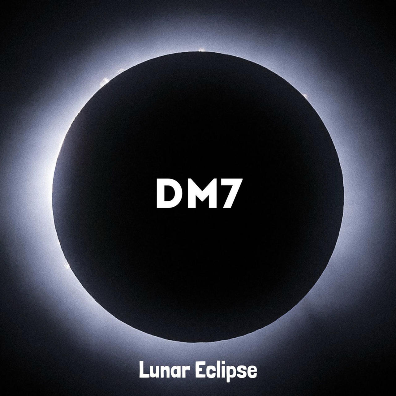 L'immagine della luna durante una eclissi totale. Si vede solo un alone di luce intorno a un disco nero, al centro del quale in caratteri maiuscoli bianchi c'è il nome dell'artista, DM7, e sotto il titolo del disco in inglese, Lunar Eclpise.