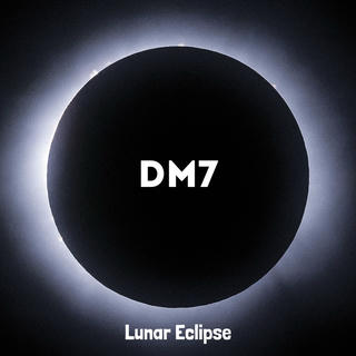 L'immagine della luna durante una eclissi totale. Si vede solo un alone di luce intorno a un disco nero, al centro del quale in caratteri maiuscoli bianchi c'è il nome dell'artista, DM7, e sotto il titolo del disco in inglese, Lunar Eclpise.